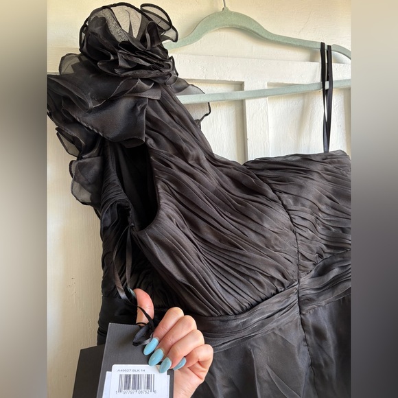 New with tags size 14 Mac Duggal Black High Low Dress - Picture 4 of 5